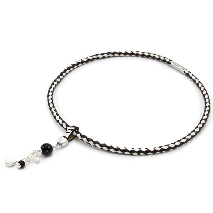 GEM TAG  ZEBRA - Handgemaakte hanger van zwarte onyx en cacholong