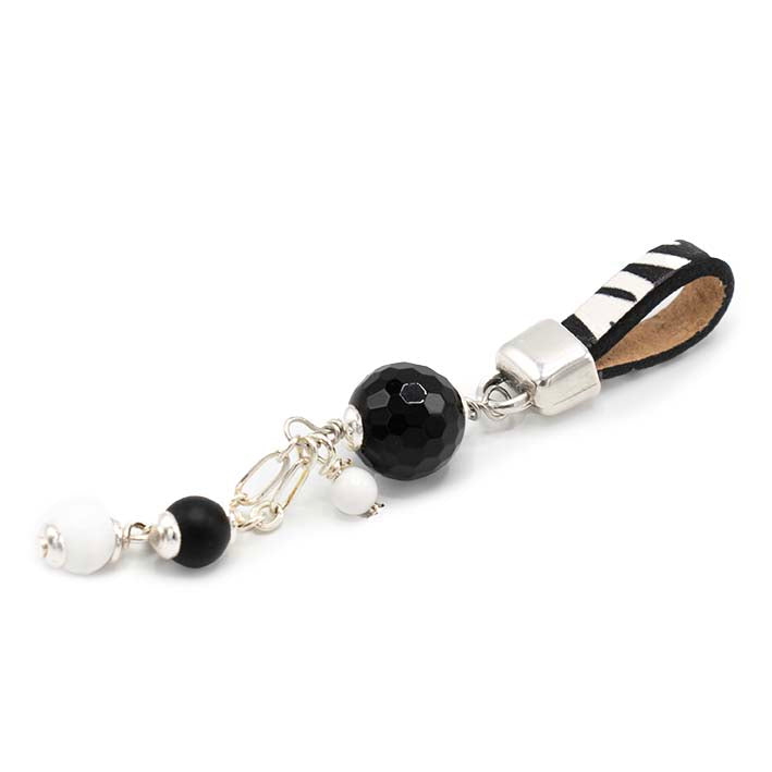 GEM TAG  ZEBRA - Handgemaakte hanger van zwarte onyx en cacholong