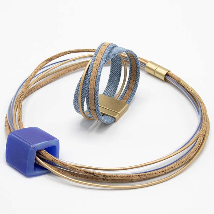 Statement  ketting van kurk en leer met 1 CUBE in blauw