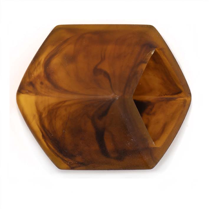 Cube hanger Brandy – warme bruine resin hanger, modulair en verwisselbaar, op witte achtergrond.