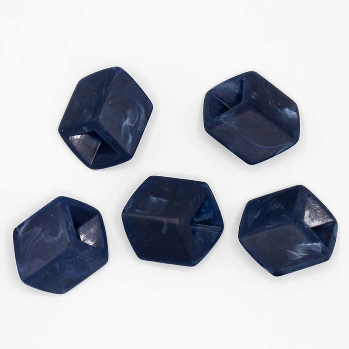 Cube hanger Midnight Blue, set weergave in donkerblauw resin, modulair en verwisselbaar, op witte achtergrond.
