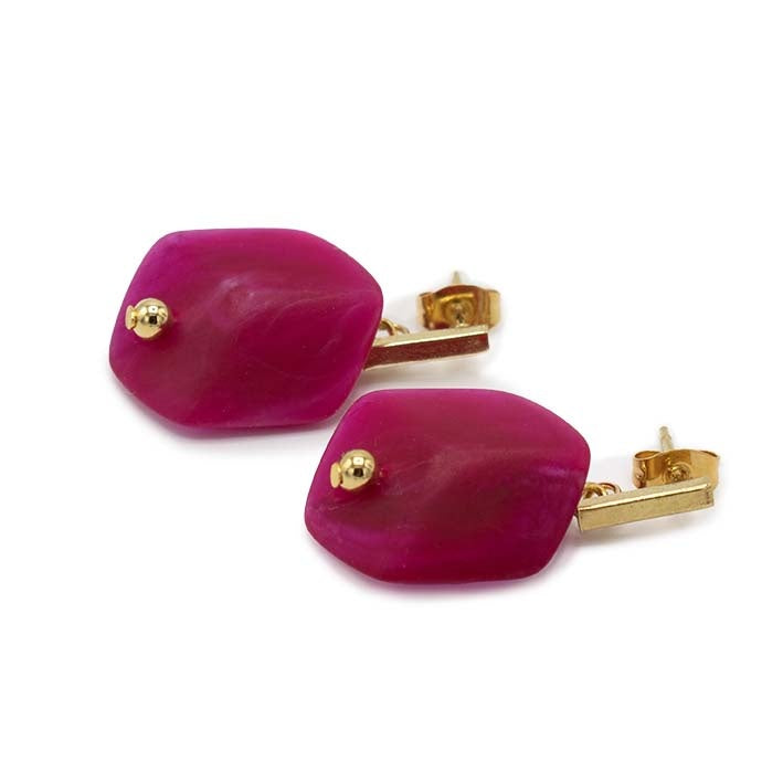 Cube oorbellen Cerise van resin, liggend weergegeven met goudkleurige stud.