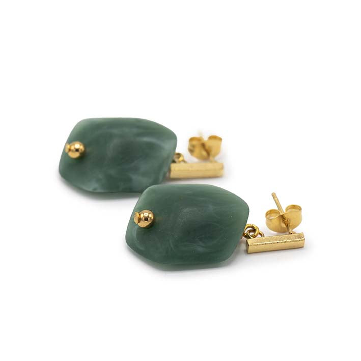 Cube oorbellen Forest van resin, liggend weergegeven met goudkleurige stud.
