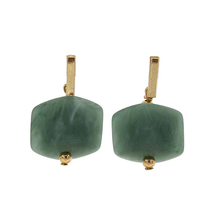 Cube oorbellen Forest van resin, staand gefotografeerd met goudkleurige stud.