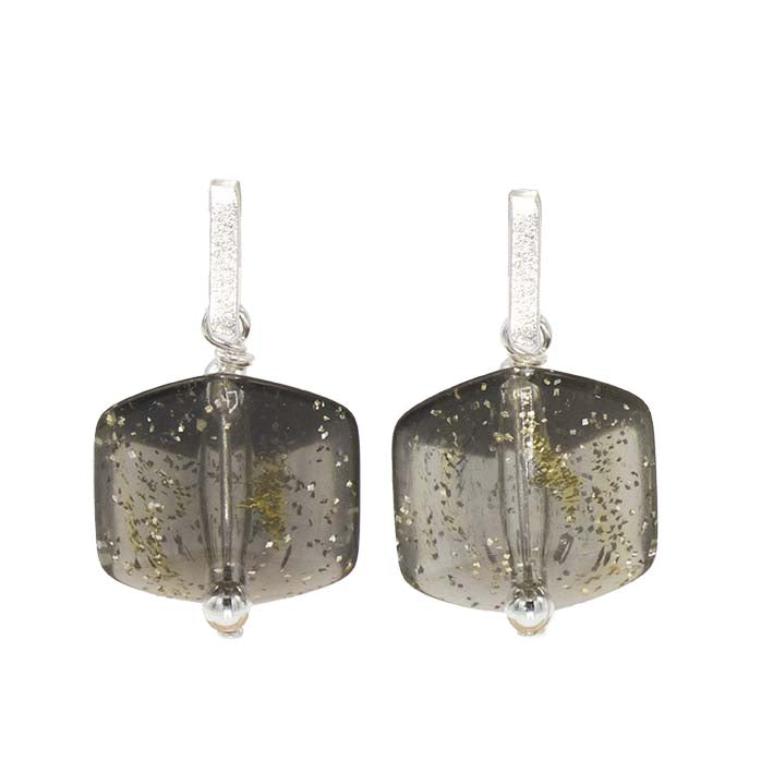 : Cube oorbellen Glitter van resin, staand gefotografeerd met zilverkleurige stud.