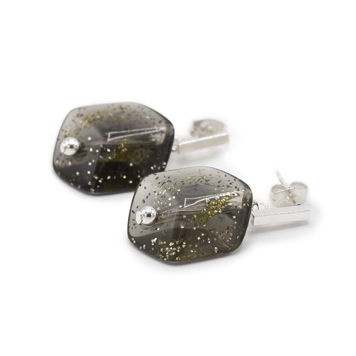 Cube oorbellen Glitter van resin, liggend weergegeven met zilverkleurige stud