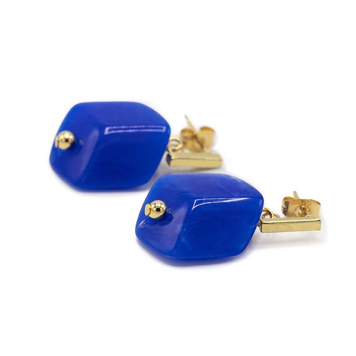 Cube oorbellen Ultramarijn van resin, liggend weergegeven met goudkleurige stud.
