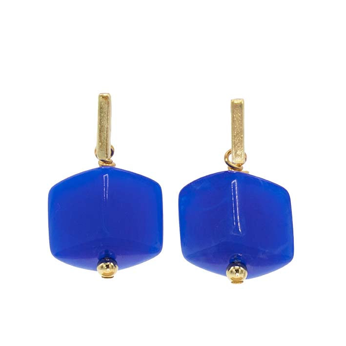 Cube oorbellen Ultramarijn van resin, staand gefotografeerd met goudkleurige stud.