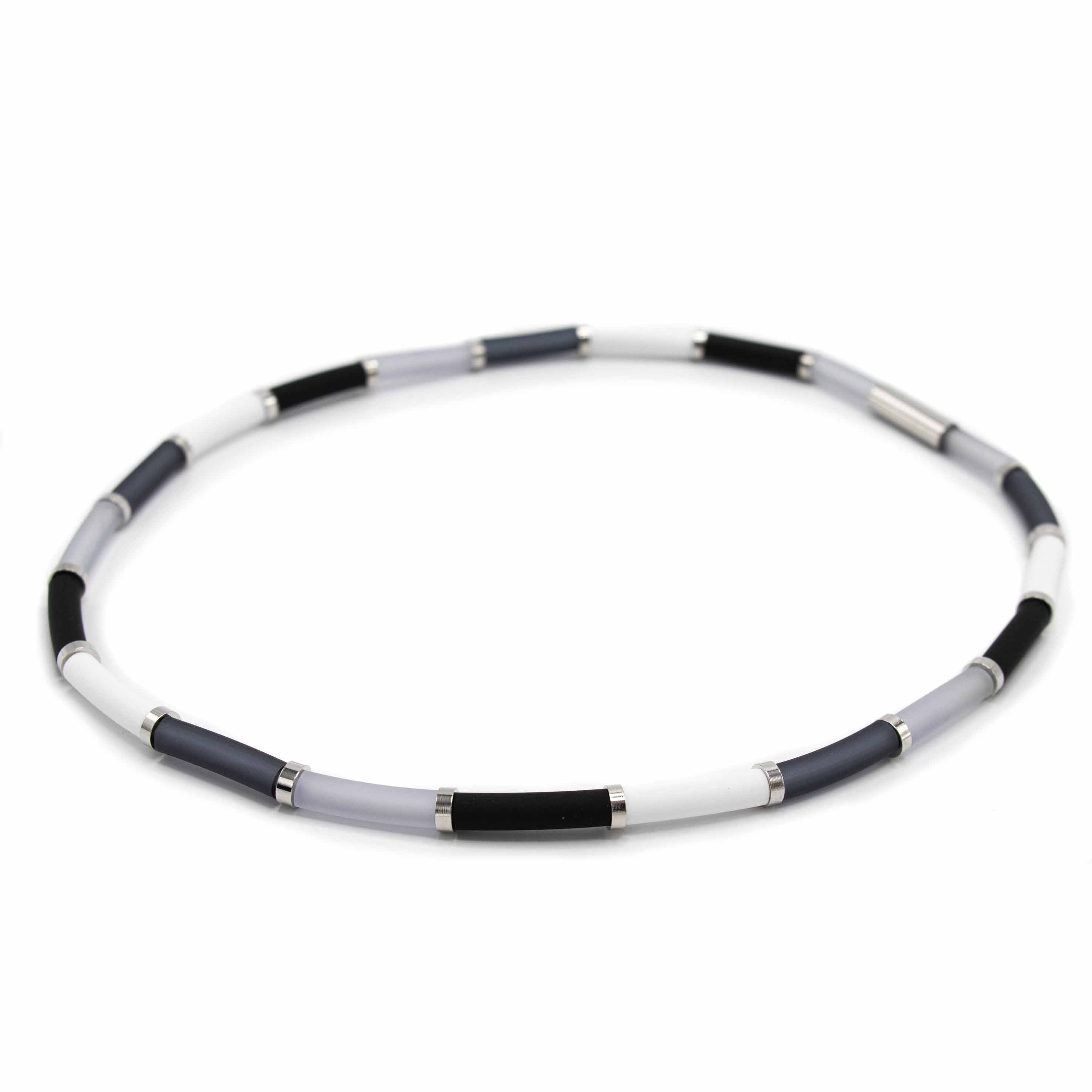 Bits & Pieces, kleurrijke ketting zero waste zwart/wit