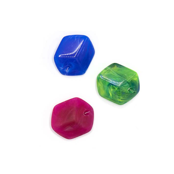 Set van 3 Mini Cubes in roze, groen en blauw resin – kleine modulaire hangers van kunsthars.