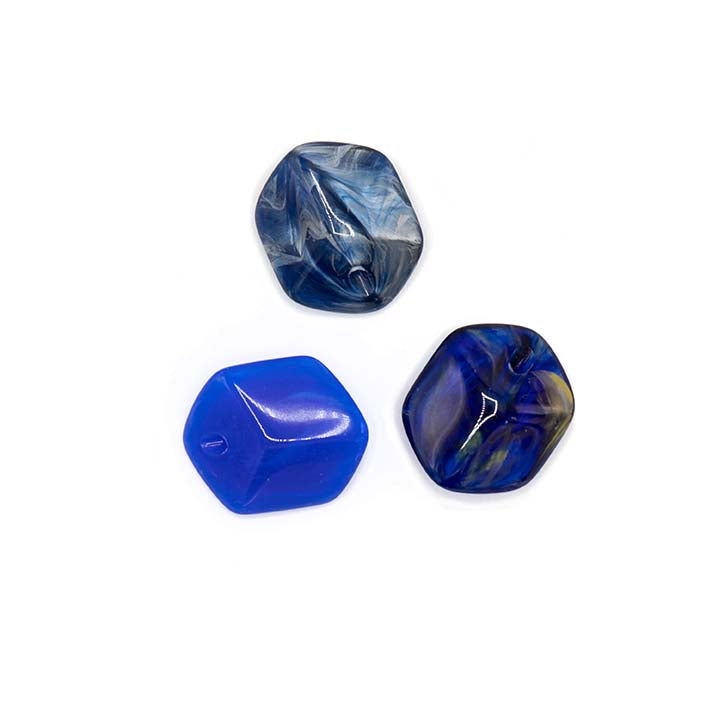Set van 3 Mini Cubes in lichtblauw, kobaltblauw en nachtblauw resin – kleine modulaire hangers van kunsthars.