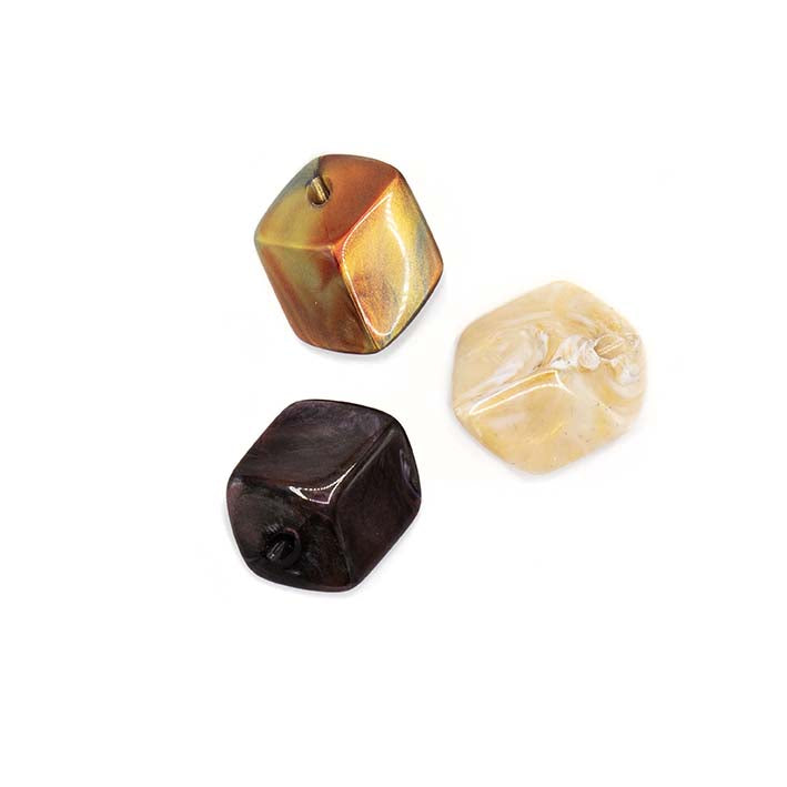 Set van 3 Mini Cubes in brons, goud en ivoor resin – kleine modulaire hangers van kunsthars.