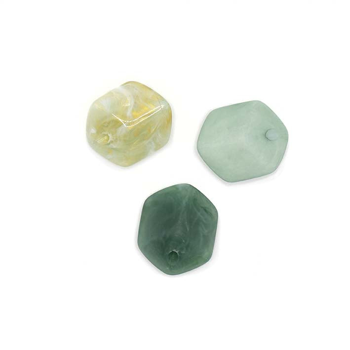 Set van 3 Mini Cubes in mint, mos en geelgroen resin – kleine modulaire hangers van kunsthars.