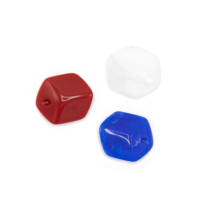 Set van 3 Mini Cubes in rood, wit en blauw resin – kleine modulaire hangers van kunsthars.
