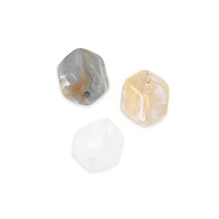 Set van 3 Mini Cubes in grijs, beige en wit resin – kleine modulaire hangers van kunsthars.