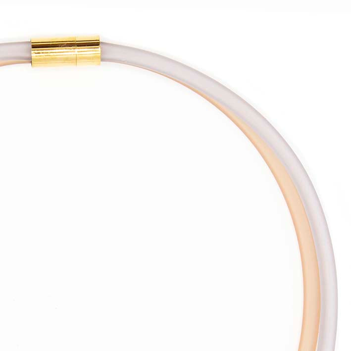 Rubber ketting 2 lijns,  licht grijs/ champagne