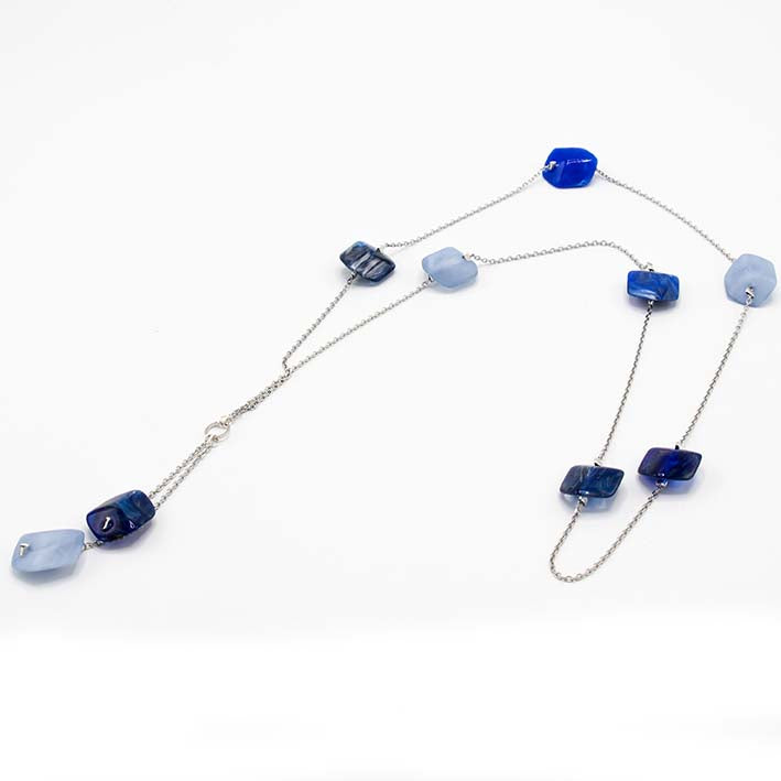 lange fijne schakelketting met 9 mini Cubes in blauwtinten