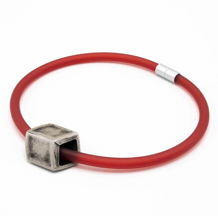 Bold ketting rood – 8 mm rubber met Cube Messing – handgemaakt.