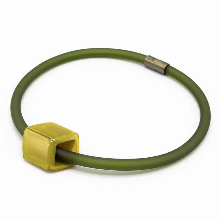 Statement ketting Bold van Fates in military groen met sulfur geel