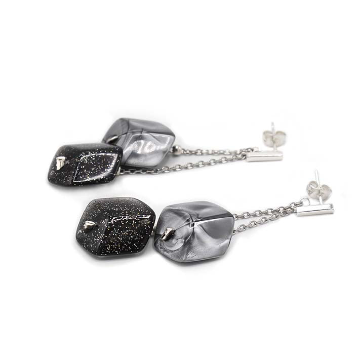Oorbellen met 2 mini Cubes in grijs en glitter zwart