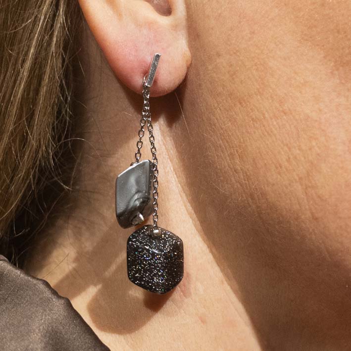 Oorbellen met twee Mini Cubes aan fijn roestvrijstalen kettinkje – licht van gewicht, modern en combineerbaar met Mini en grote Cubes.