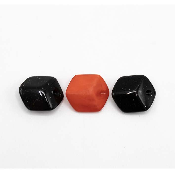 Ketting met mini cubes, zwart en rood
