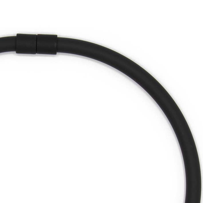 Statement ketting 1-lijns Bold, zwart (8 mm rubber) met Cube Carmine