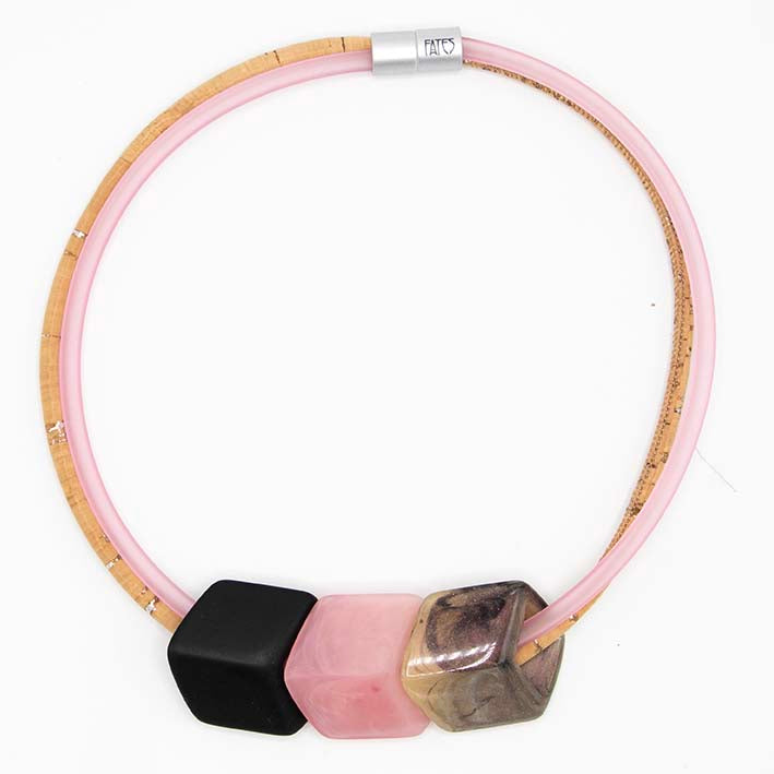 Exclusieve roze ketting van rubber met  3 Cubes  - Blush -