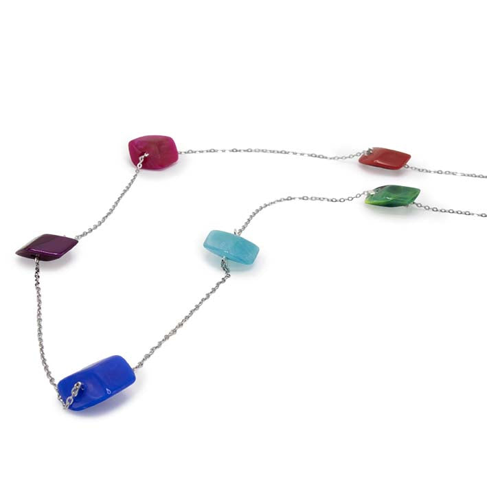 Lange zilverkleurige ketting met 8 mini cubes in multi color