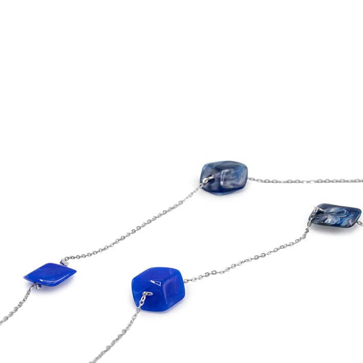 Lange ketting met 8 mini cubes blauwtinten