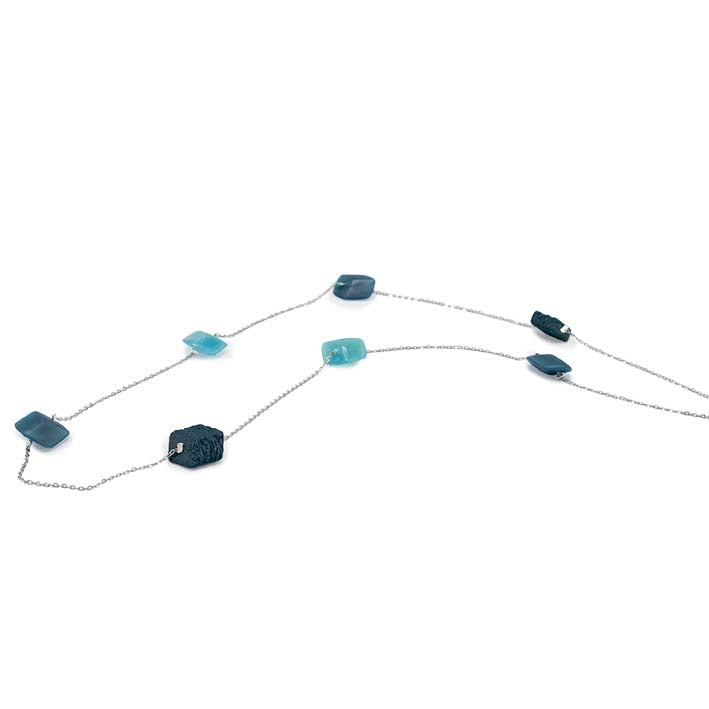 Lange ketting met 8 mini cubes turquoise