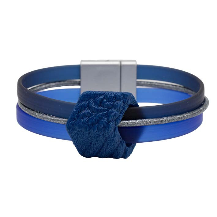 Vooraanzicht Cube armband Blue Wing met montan en kobalt rubber en antique zilver leer, Fates