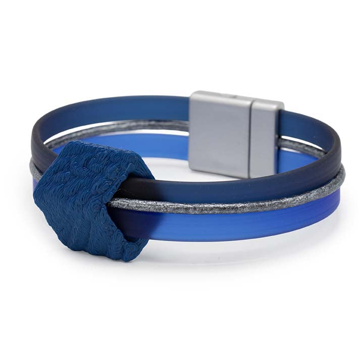 Zijaanzicht Cube armband Blue Wing met magnetisch slot in zilverkleurig resin, Fates