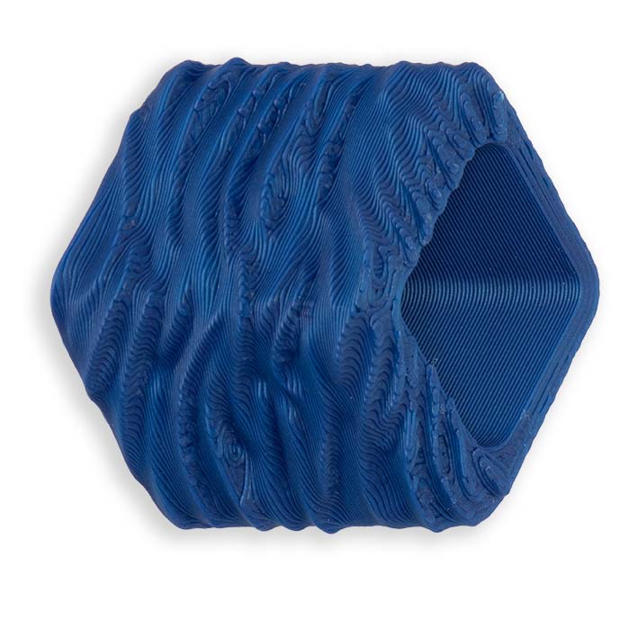 Cube hanger Blue tree bark van Fates, kobaltblauw met schorsreliëf dat als stromend water leest