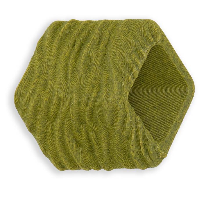 Cube hanger Green Stone Tree Bark van Fates, mosgroen met gespikkeld steenreliëf