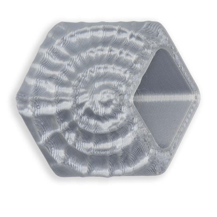 Cube hanger Silver Fossil van Fates, zacht satijnzilver met gelaagd reliëf