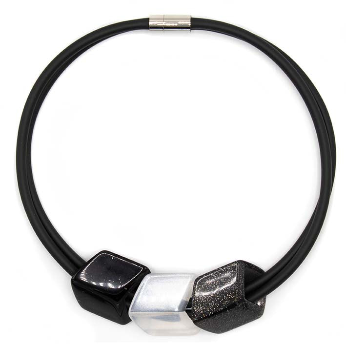vooraanzicht van ketting in rubber met drie cubes in zwart wit en glitter