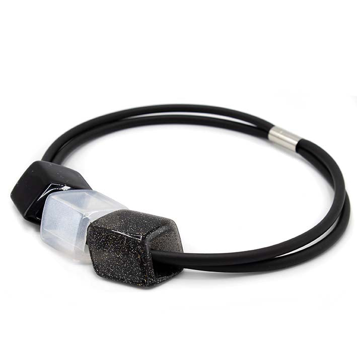 Ketting van rubber met 3 cubes in zwart wit en glitter. liggend