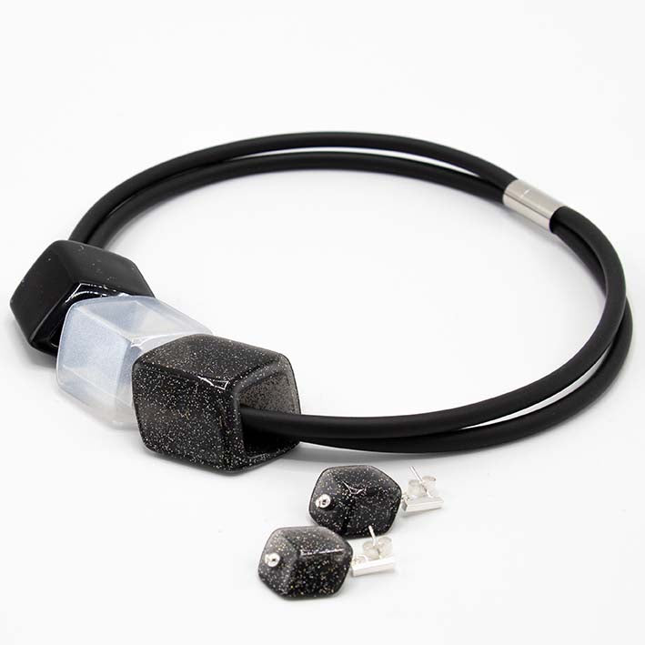 Ketting van rubber met  3 Cubes  - Midnight Musk