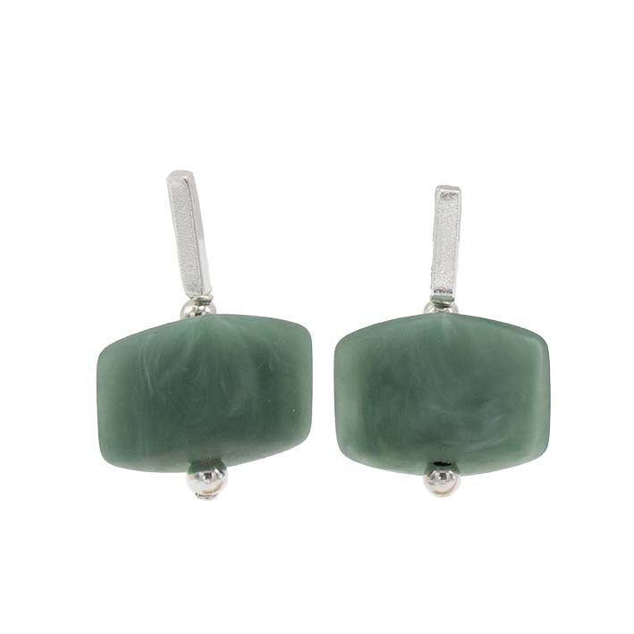 Cube oorbellen Forest van resin, staand gefotografeerd met zilverkleurige stud.
