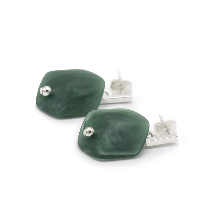 Cube oorbellen Forest van resin, liggend weergegeven met zilverkleurige stud.