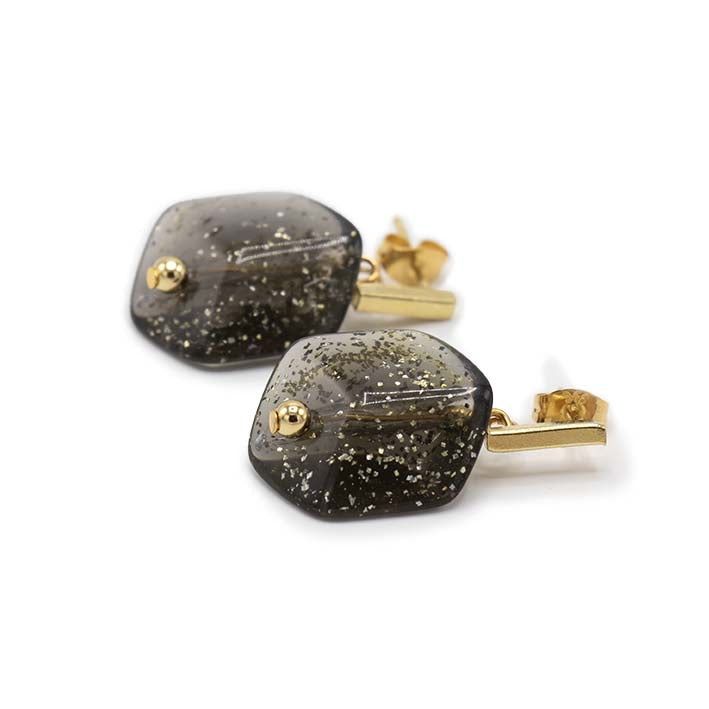 Cube oorbellen Glitter van resin, liggend weergegeven met goudkleurige stud