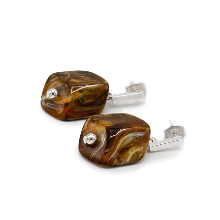 Cube oorbellen Tiger Eye van resin, liggend weergegeven met zilverkleurige stud