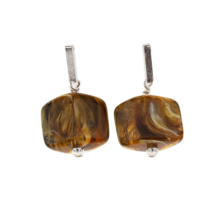 Cube oorbellen Tiger Eye van resin, staande weergegeven met zilverkleurige stud