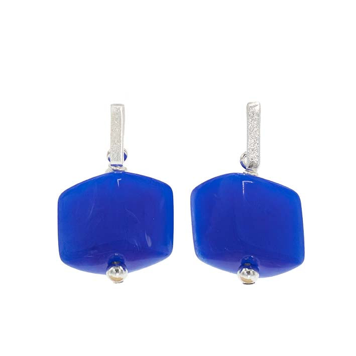 Cube oorbellen Ultramarijn van resin, staand gefotografeerd met zilverkleurige stud.