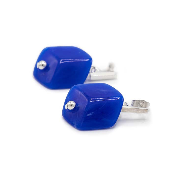 Cube oorbellen Ultramarijn van resin, liggend weergegeven met zilverkleurige stud.