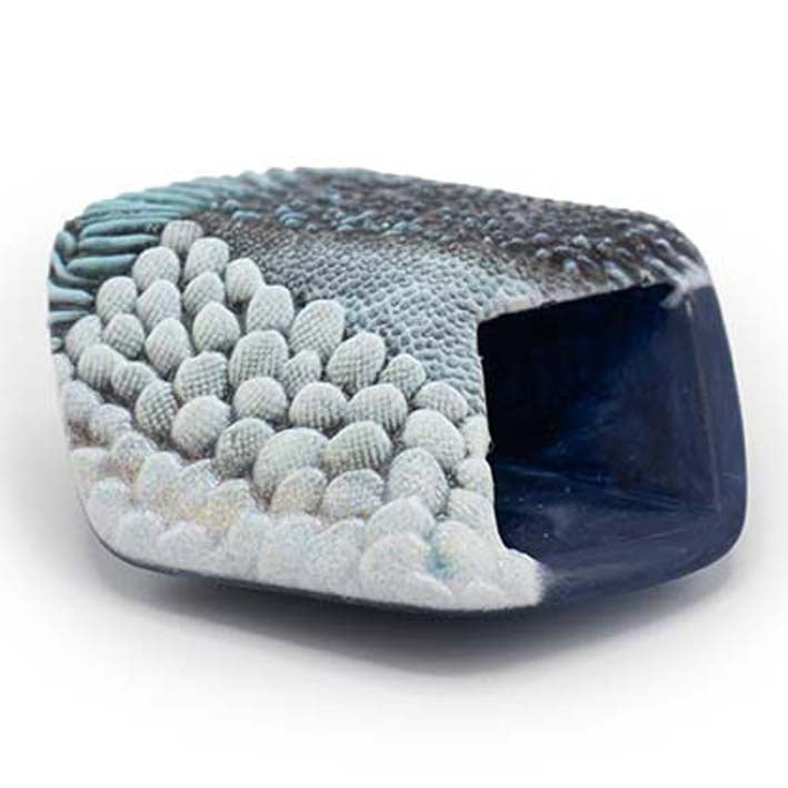 Zijaanzicht van de Blue Coral Cube met reliëfprint