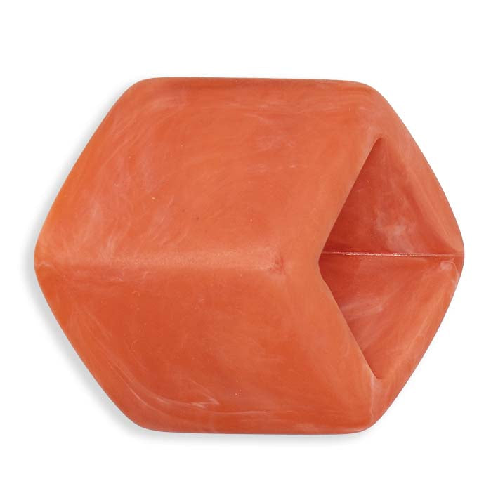 Achterkant van de Red Coral Cube in koraalkleurig resin