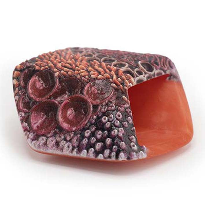 Zijaanzicht van de Red Coral Cube met reliëfprint