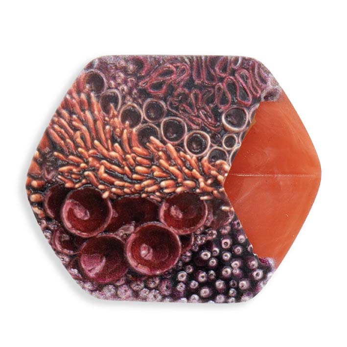 Cube hanger Red Coral van Fates, koraalkleurig met voelbaar koraalreliëf
